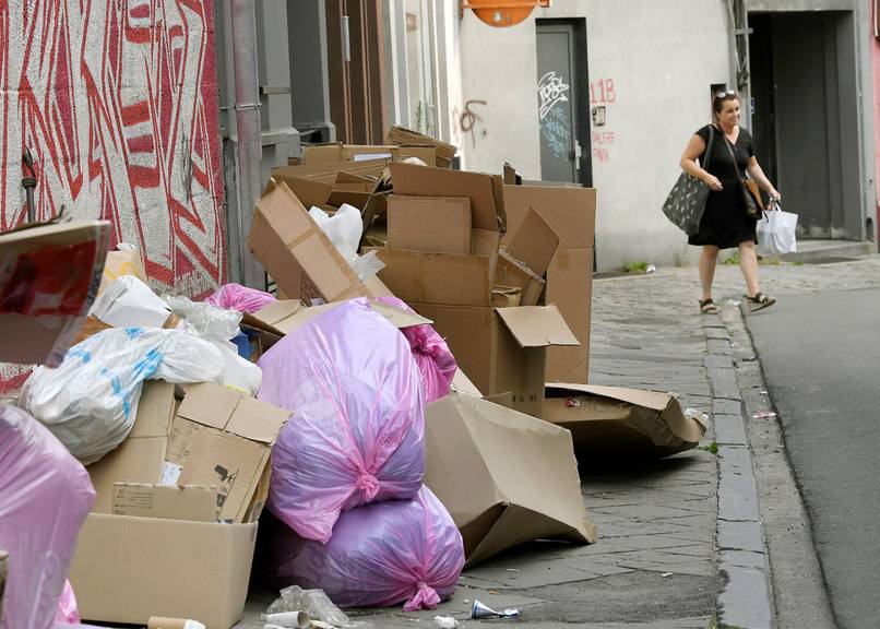 Elsene, Stassartstraat, vuilzakken stapelen zich op als gevolg van wegenwerken eind augustus 2019