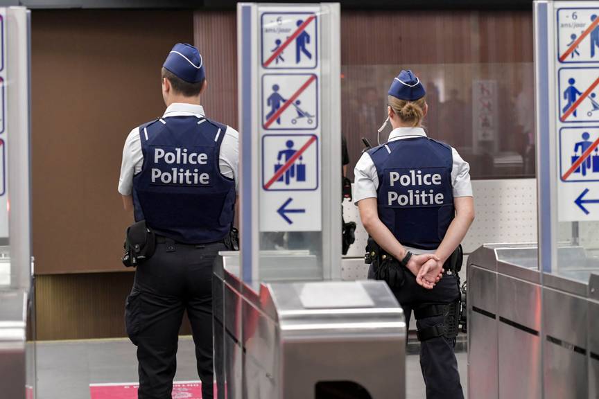 Politiebewaking bij metrohalte Simonis