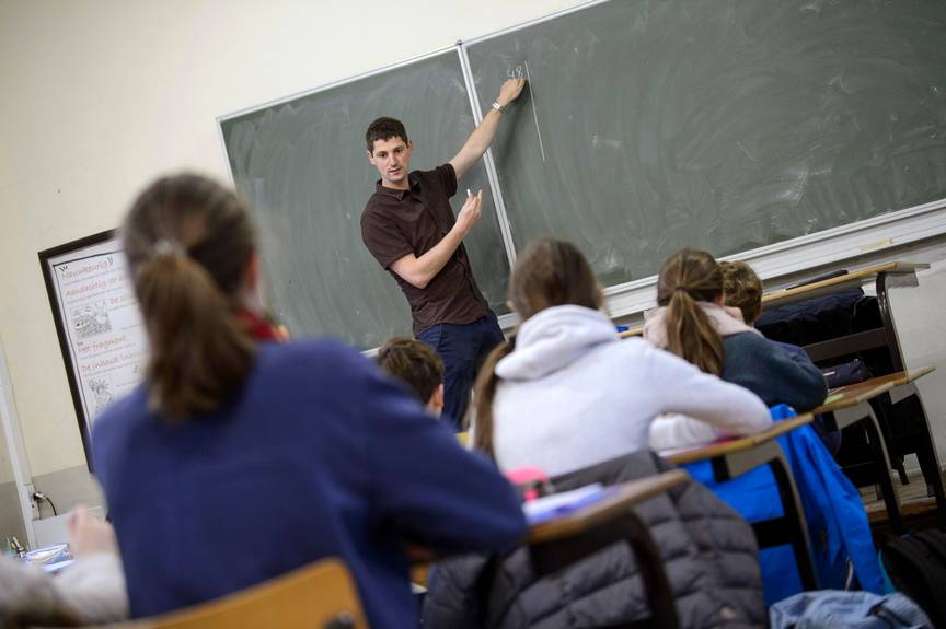 Archiefbeeld: een leraar voor zijn klas in de middelbare school van het Sint-Jan Berchmanscollege