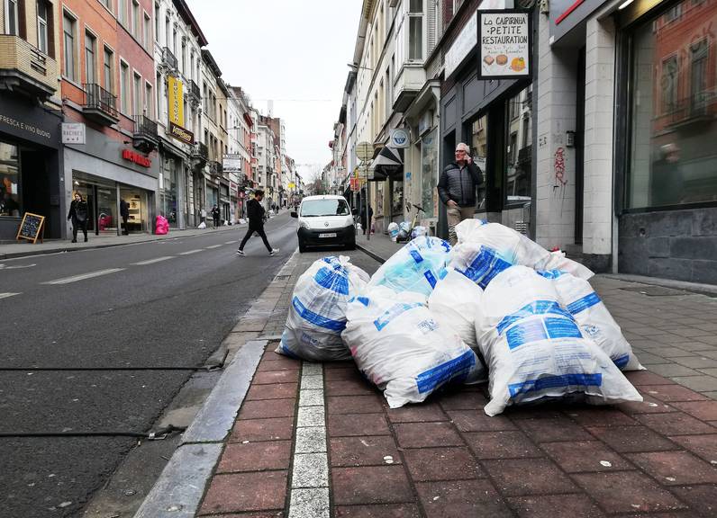 31 januari 2020: een gedeeltelijke staking bij Net Brussel maakt dat vuilniszakken blijven staan op de Elsensesteenweg en elders