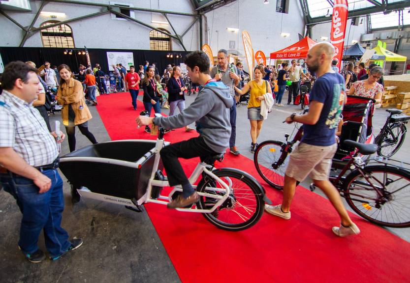 Veel geïnteresseerden voor de Urban Arrow-bakfiets op de fietsbeurs BikeBrussels in Thurn & Taxis in 2019