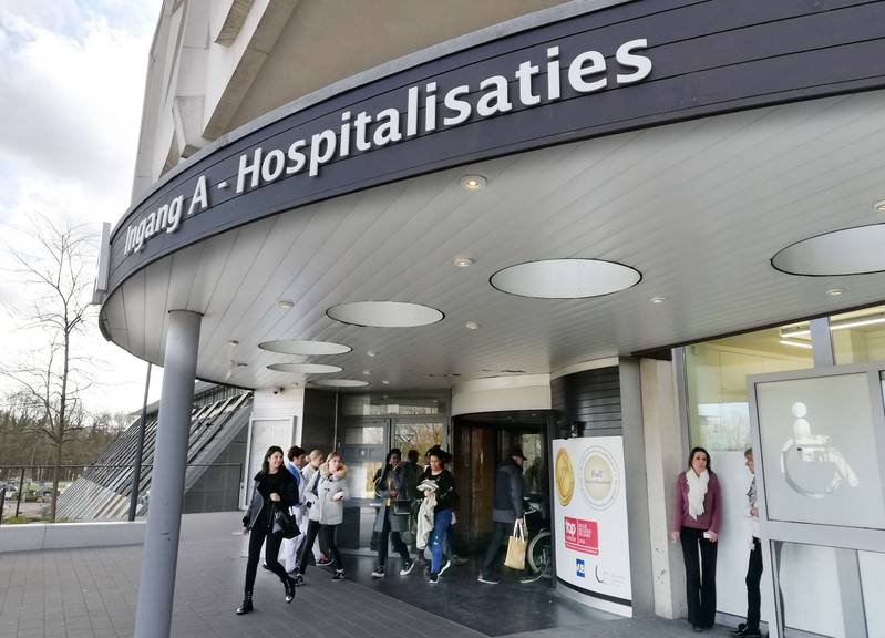 Hoofdingang van het Universitair Ziekenhuis Brussel in Jette