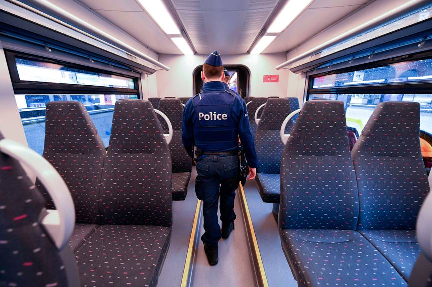 20 maart 2020 de spoorwegpolitie controleert treinen tijdens de lockdown om verdere verspreiding van het coronavirus (covid-19) tegen te gaan