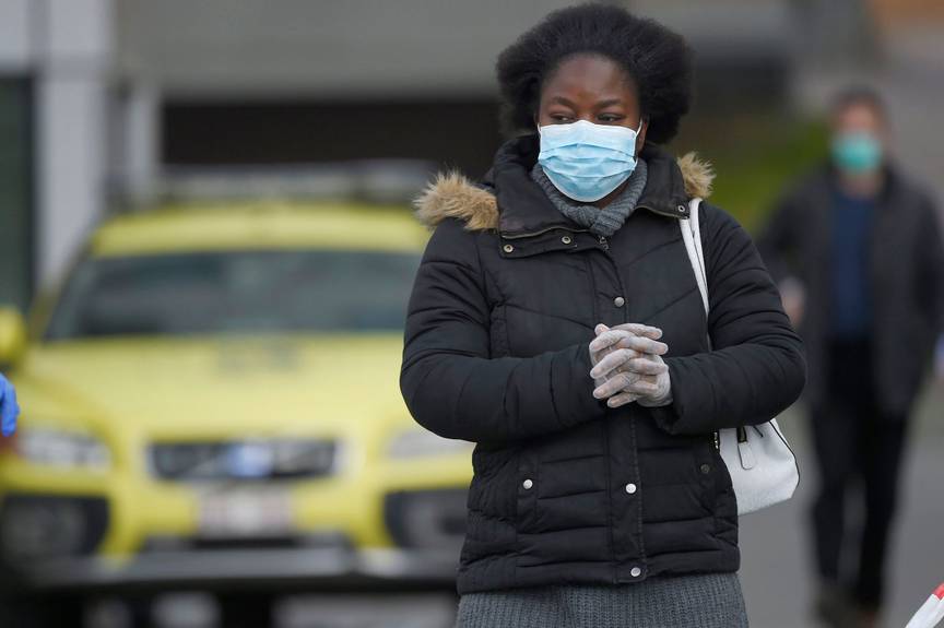 Vrouw met mondmasker ter bescherming tegen Covid-19, de ziekte veroorzaakt door het coronavirus
