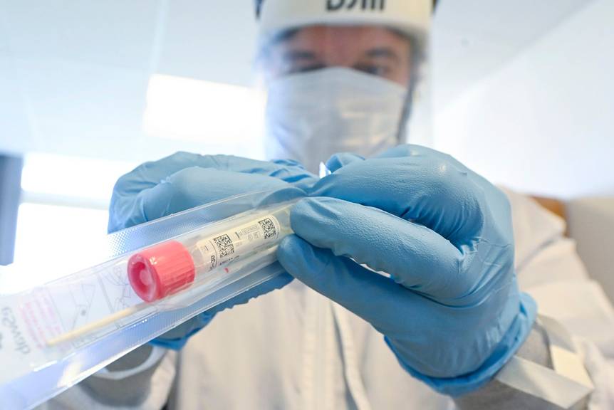 Ziekenhuizen gebruiken een testkit om het coronavirus, dat de ziekte covid-19 veroorzaakt, te detecteren