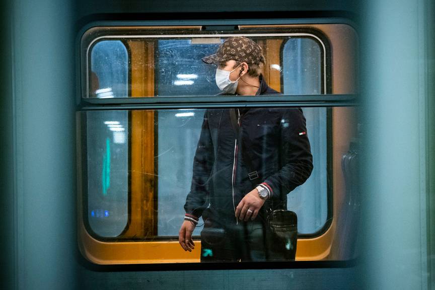Een passagier met mondmasker in de Brusselse metro