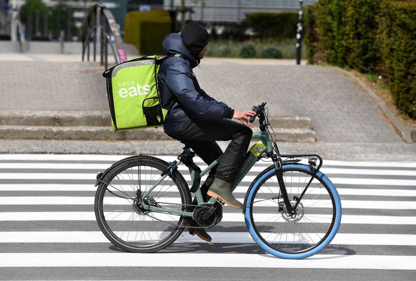 Een fietskoerier van Uber Eats, op een Swapfiets