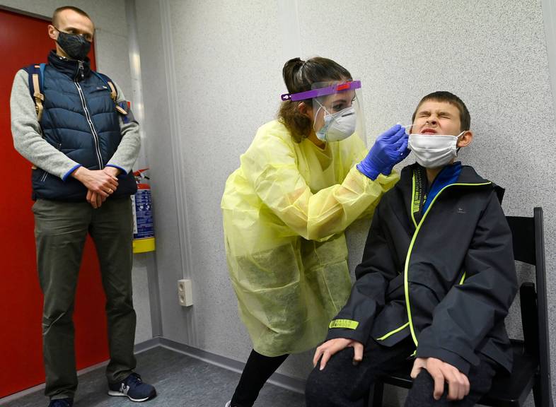 Een vrouw wordt getest in het Covid-19 testcentrum aan Merode