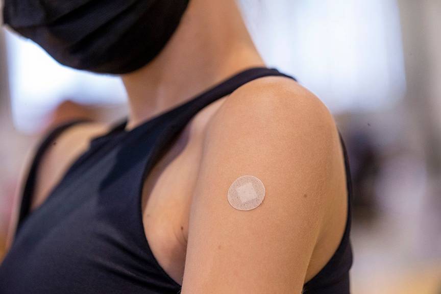 Een jonge vrouw kreeg een coronavaccin toegediend in het vaccinatiecentrum en bekomt even in de relaxatieruimte