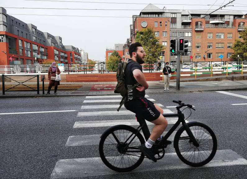 20210919 Autoloze zondag 2021 fietser met elektrische Cowboy-fiets ter hoogte van de nieuwe voetgangersbrug aan Graaf van Vlaanderen 3500px