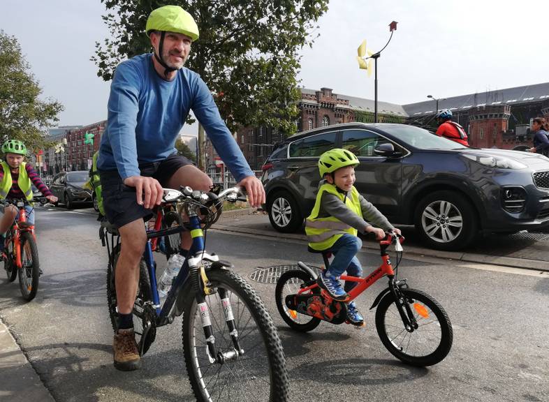 20210919 Vader en zoon op de fiets op autoloze zondag 2021 Koolmijnenkaai verkeersveiligheid