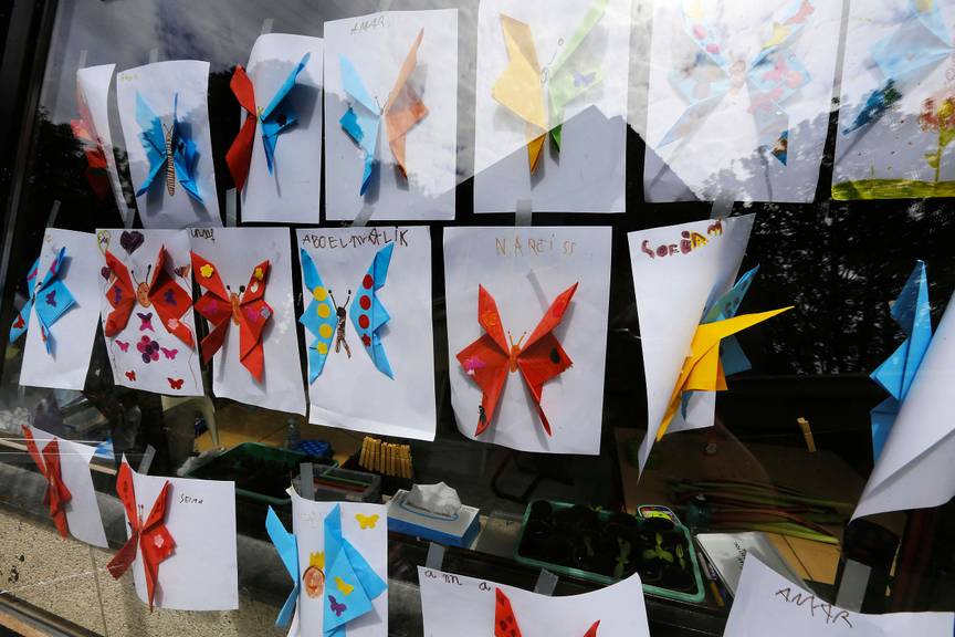 Kinderen maken tekeningen voor moederdag op een school in Sint-Jans-Molenbeek
