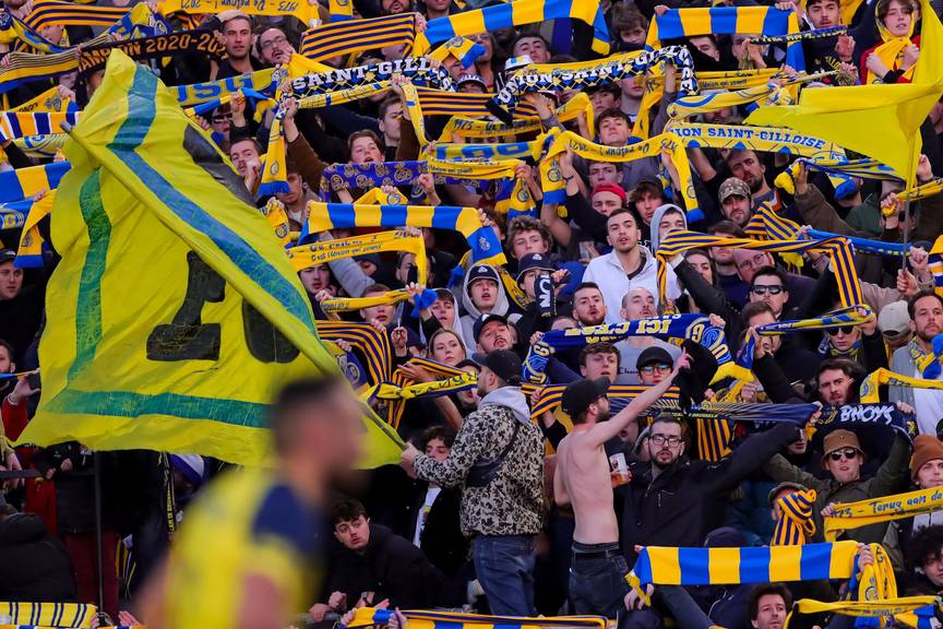 26 februari 2022: supporters van voetbalclub Union Saint-Gilloise in het Joseph Marienstadion tijdens de thuiswedstrijd tegen KAS Eupen