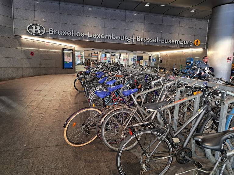 11 september 2022: de ruime en veelgebruikte overdekte fietsenstalling aan de toegang tot het treinstation Brussel-Luxemburg in de Trierstraat, te midden van de Europese wijk