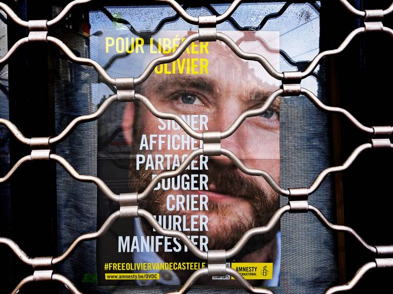 Februari 2023: affiches van Amnesty International in de Brusselse straten pleiten voor de vrijlating van voormailig NGO-medewerker Olivier Vandecasteele uit de gevangenis in Iran