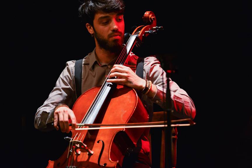 Bassel is een getalenteerde cellist, die vooral met zijn eigen muziekprojecten wil bezig zijn. © Facebook