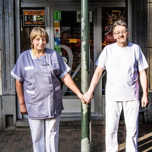 Marleen Colman en Jean-Paul De Herder voor hun bakkerij in Sint-Gillis