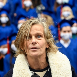 28 september 2020: VUB-rector Caroline Pauwels tijdens de afstudeerceremonie op de Grote Markt op 28 september 2020. Omwille van de corona-pandemie gaat dit door in open lucht