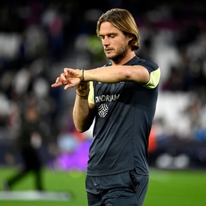 Guillaume Gillet als hulptrainer van Felice Mazzù tijdens de wedstrijd van RSC Anderlecht tegen West Ham in Londen op 13 oktober 2022