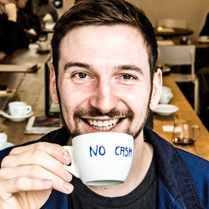 Jens Crabbé, eigenaar van koffiebar Mok, kiest voor "No Cash" in zijn zaak op het einde van de Dansaertstraat