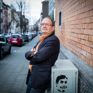 Luckas Vander Taelen voor zijn woning in Vorst