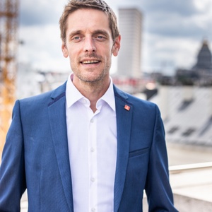 Jan Busselen 2 PVDA PTB installatie Brussels Parlement