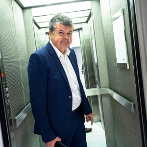 Bart Somers (Open VLD) in de lift van het Vlaams Parlement