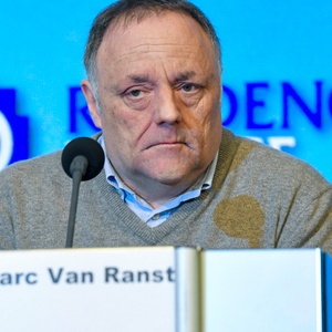 1 maart 2020: de federale regering buigt zich over maatregelen tegen het coronavirus. Viroloog Marc Van Ranst geeft uitleg in het Internationaal Perscentrum