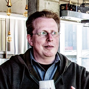 Yvan De Baets in de cafetaria van Brasserie de la Senne