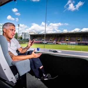 Thierry Dailly, voorzitter van voetbalclub RWD Molenbeek, in het Edmond Machtensstadion