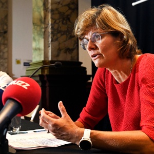 Inge Neven, hoofd van de Brusselse gezondheidsinspectie, met Nicolas Lagasse (GGC-COCOM) tijdens een persconferentie in augustus 2020