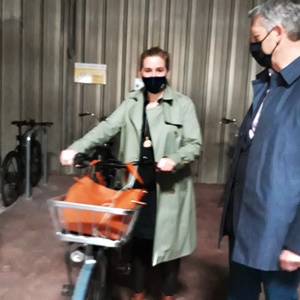 28 april 2021: opening van de fietsparking van BePark in de Malibranstraat in Elsene met Elke Van den Brandt en Eric Dubois