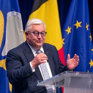 Guy Vanhengel (Open VLD), ondervoorzitter van het Brussels Parlement, tijdens de viering van het Irisfeest op 6 mei 2023 in de hoofdzetel van Leefmileiu Brussel op de site van Thurn & Taxis