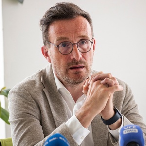 Pascal Smet (onebrussels-Vooruit) tijdens de persconferentie van 18 juni 2023 waarop hij zijn ontslag als staatssecretaris aanbiedt