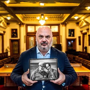 1871 Helden Christos burgemeester met portret van zijn overleden ouders 3