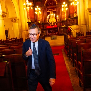 De Joodse Gemeenschap in Brussel: Philippe Markiewicz in de synagoge.