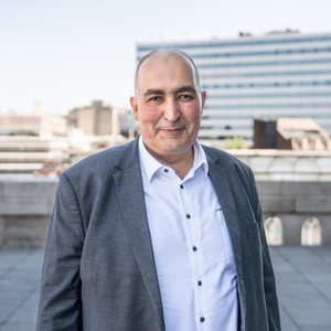 Fouad Ahidar (Team Fouad Ahidar) op het balkon van het Brussels Parlement