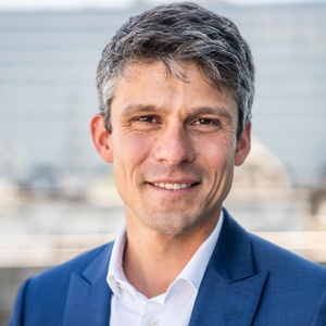 Benjamin Dalle (CD&V) op het balkon van het Brussels Parlement