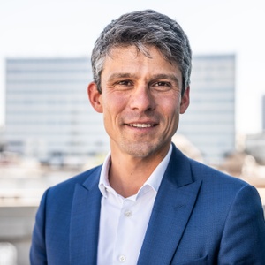 Benjamin Dalle (CD&V) op het balkon van het Brussels Parlement