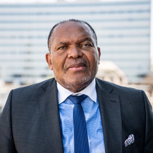 Bertin Mampaka Mankamba (MR) op het balkon van het Brusels Parlement