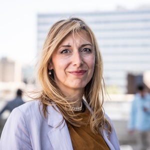 Celia Groothedde (Groen) op het balkon van het Brusels Parlement