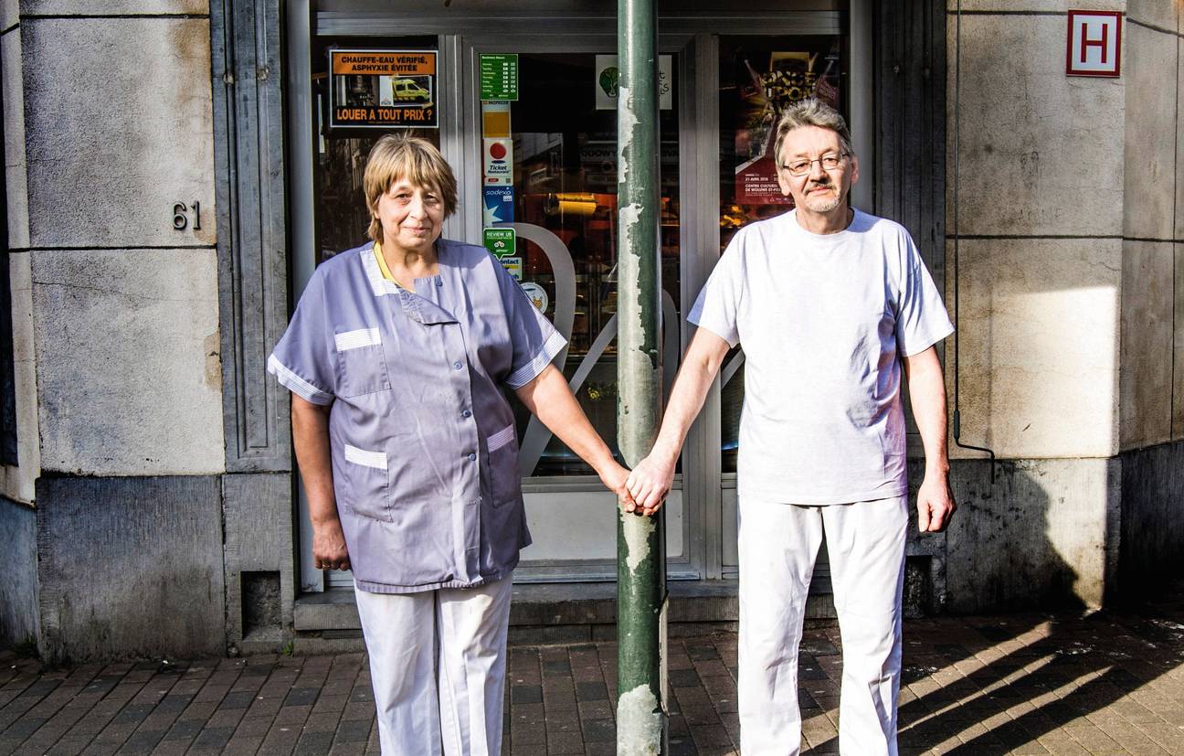 Marleen Colman en Jean-Paul De Herder voor hun bakkerij in Sint-Gillis