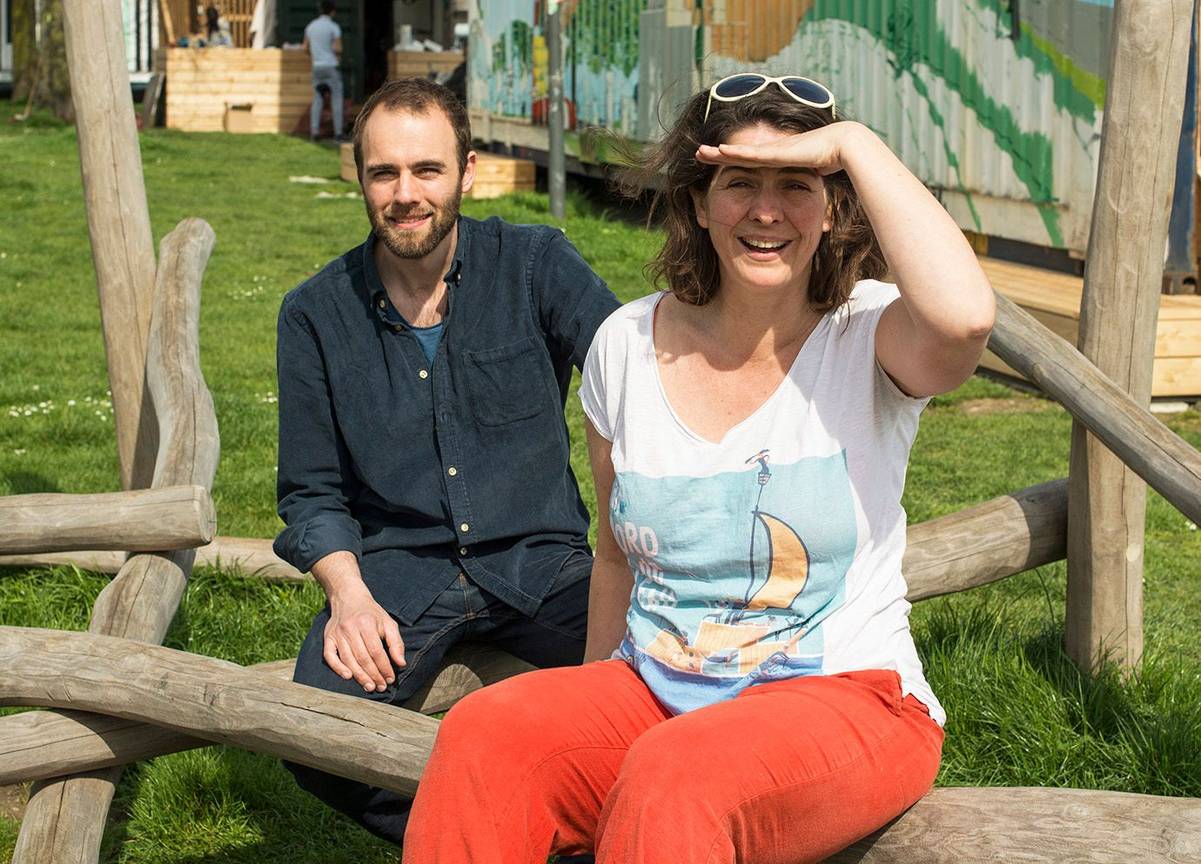 Documentairemaakster Lotte Stoops (rechts, naast Bart Dhondt) komt bij de gemeenteraadsverkiezingen in Brussel-Stad op voor de lijst van Ecolo-Groen.