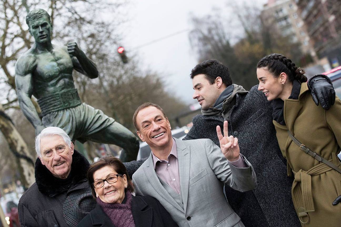 Jean-Claude Van Damme, bij zijn standbeeld in Anderlecht.