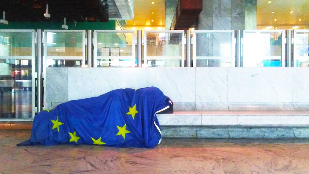 Dakloze in Noordstation met Europese vlag