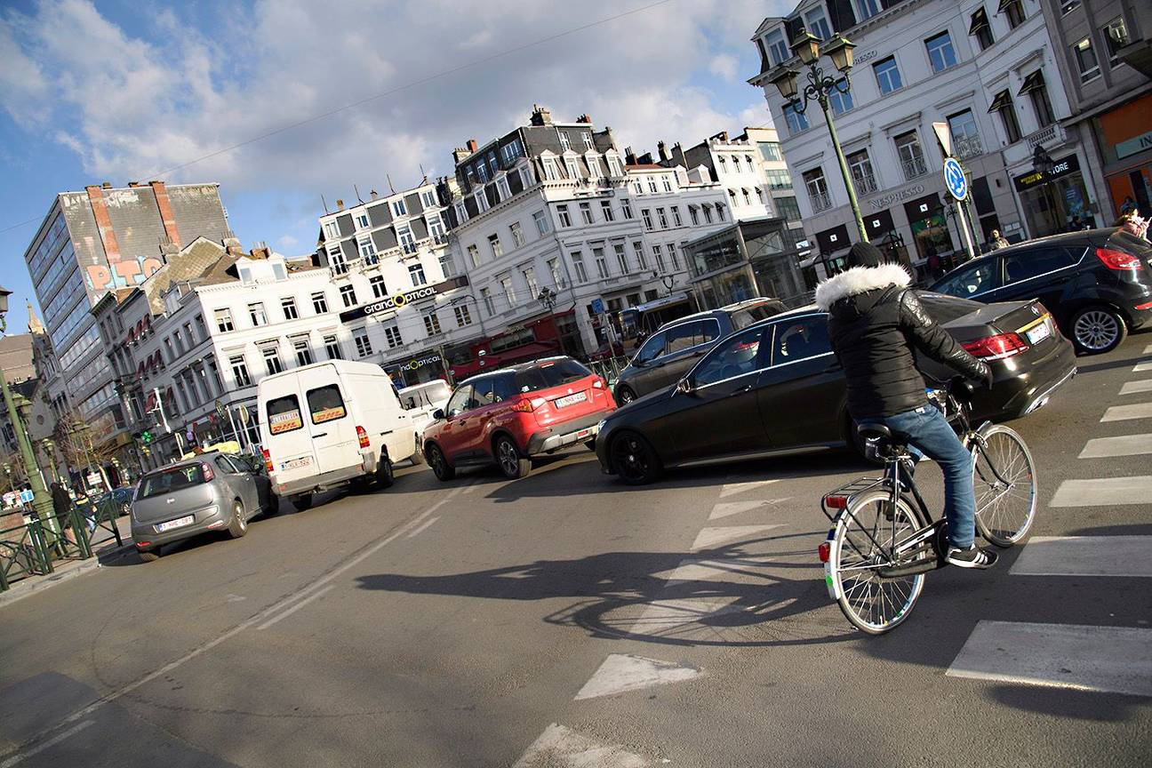 Luchtkwaliteit verkeer auto fietser Louizaplein luchtvervuiling fijn stof