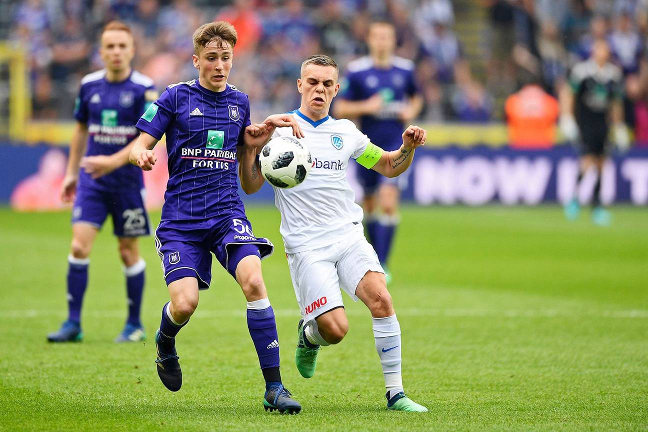 Alexis Saelemaekers (links) in de play offs met RSC Anderlecht tegen KRC Genk