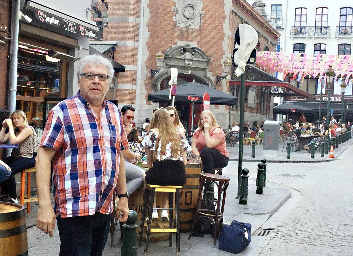 Marc De Maeyer aan het Sint-Goriksplein, waar hij woont