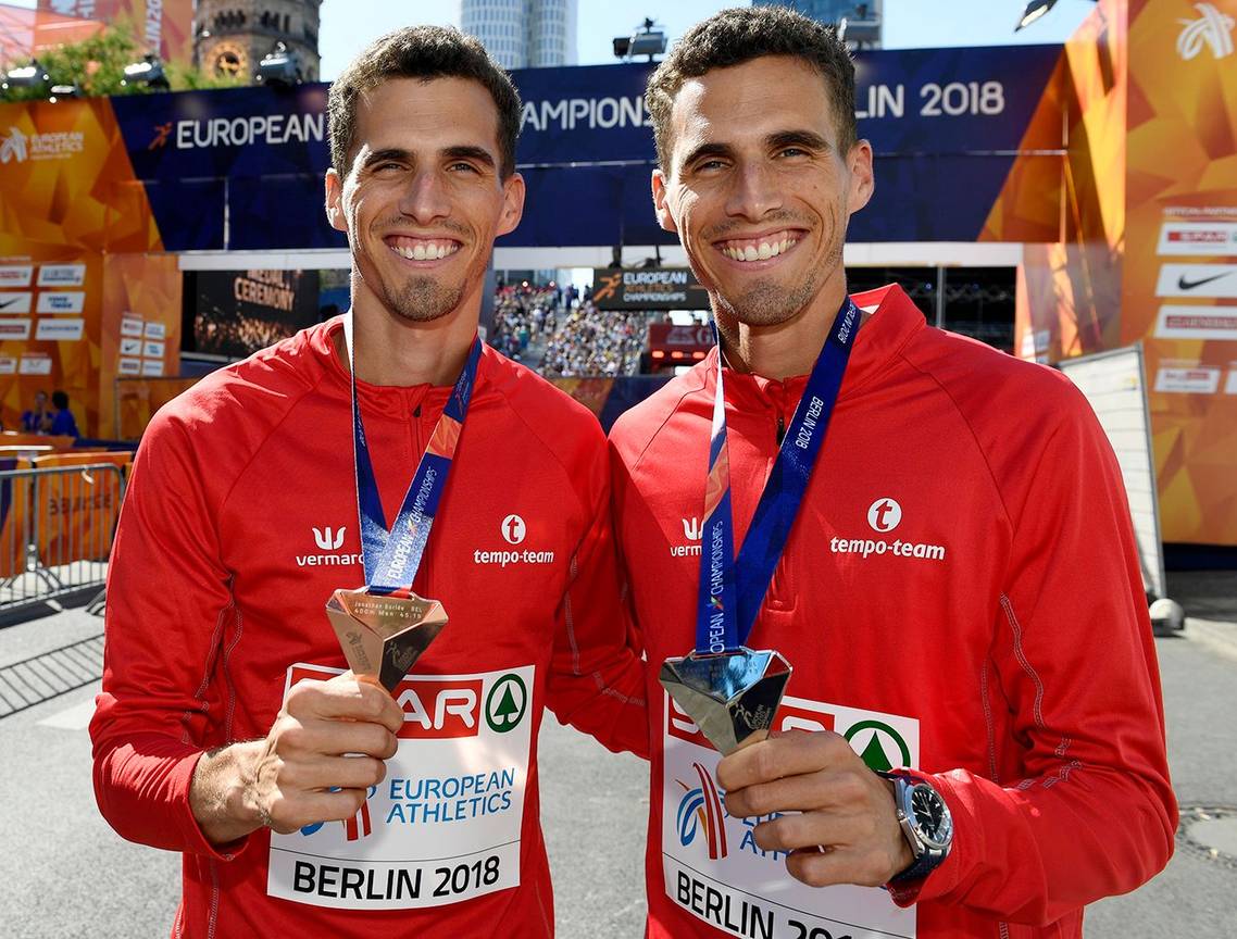 Jonathan en Kevin Borlée tijdens de podiumplechtigheid voor hun zilveren en gouden medaille in de finale van de 400 meter op de Europese kampioenschappen van 2018 in Berlijn