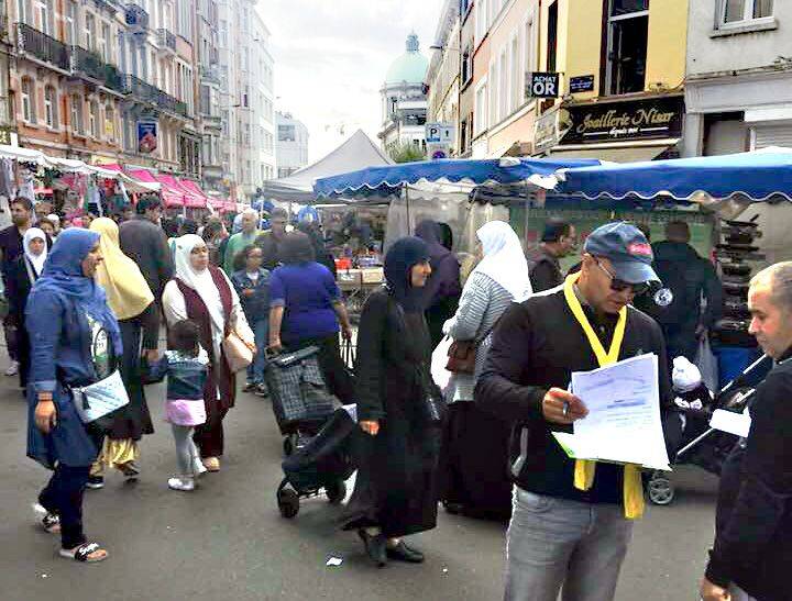 Noureddine Iahrach, lijsttrekker voor Citoyen d'Europe M3E, voert campagne op de Molenbeekse markt 